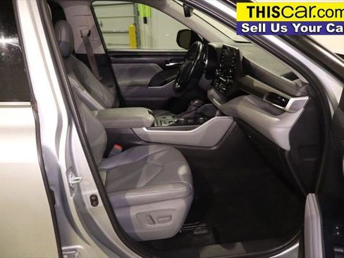 Used 2021 Toyota Highlander XLE image 22