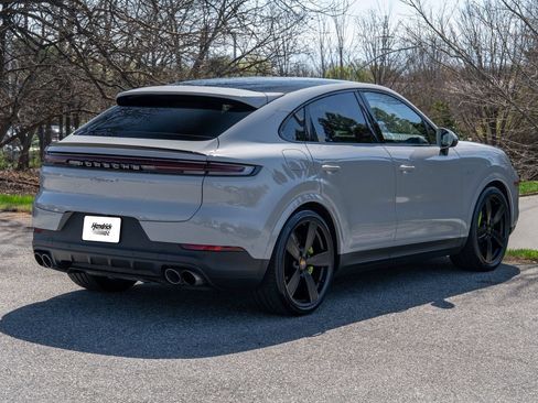 Certified 2025 Porsche Cayenne S w/ Premium Package Plus AWD/4WD image 8