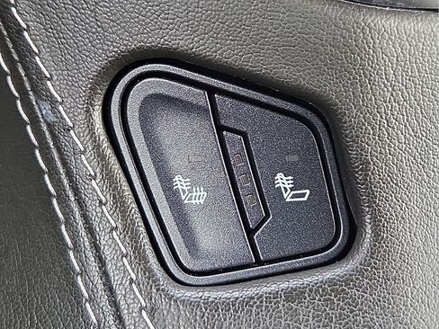 Used 2019 Chevrolet Tahoe LT w/ Luxury Package AWD/4WD image 18