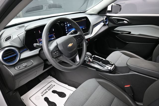 Used 2025 Chevrolet Trax LT FWD image 18