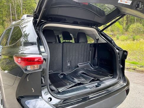 Used 2023 Toyota Highlander XLE AWD/4WD image 25