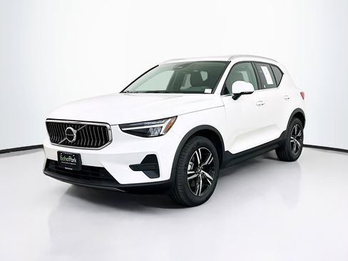 Used 2025 Volvo XC40 B5 Core image 3