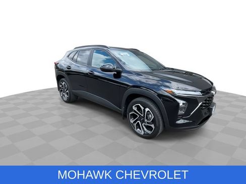 Used 2025 Chevrolet Trax RS w/ Sunroof Package FWD image 2