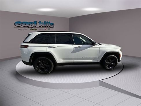 Certified 2023 Jeep Grand Cherokee Limited w/ Black Appearance Package image 2