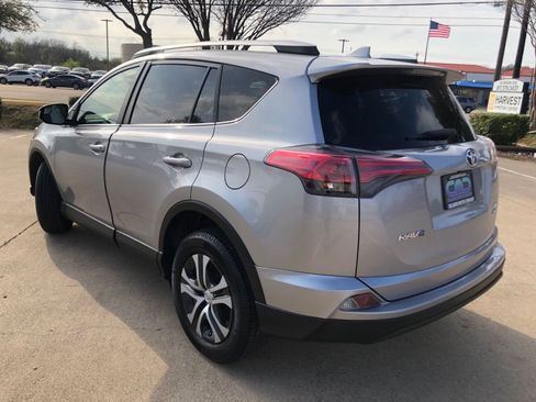 Used 2018 Toyota RAV4 LE w/ Carpet Mat Package image 8