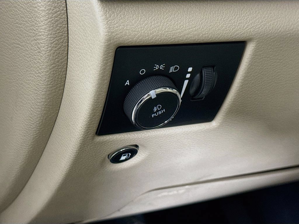 Used 2020 Jeep Grand Cherokee Limited AWD/4WD image 20