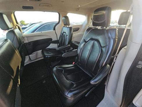 Used 2023 Chrysler Pacifica Touring-L FWD image 6