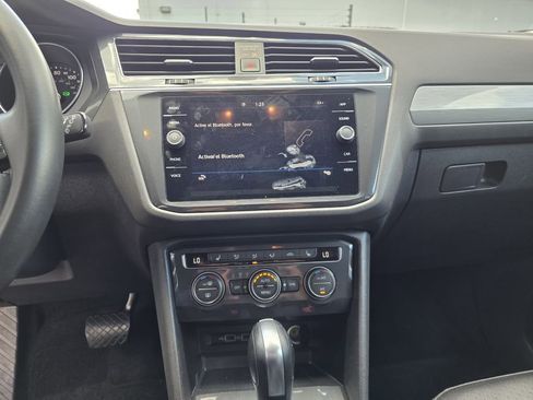 Used 2020 Volkswagen Tiguan SE FWD image 18