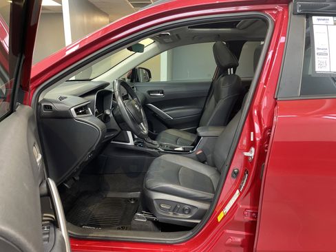 Used 2023 Toyota Corolla Cross XLE w/ Convenience Package image 17