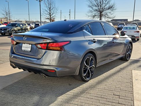 Used 2023 Nissan Altima 2.5 SR w/ SR Premium Package image 3
