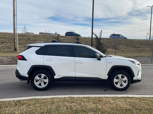 Used 2021 Toyota RAV4 LE image 17