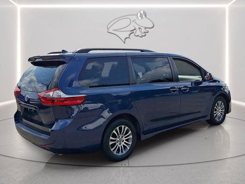 Used 2020 Toyota Sienna XLE Premium w/ Carpet Mat Package FWD image 5