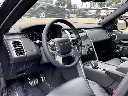 Used 2025 Land Rover Discovery Dynamic SE AWD/4WD image 17