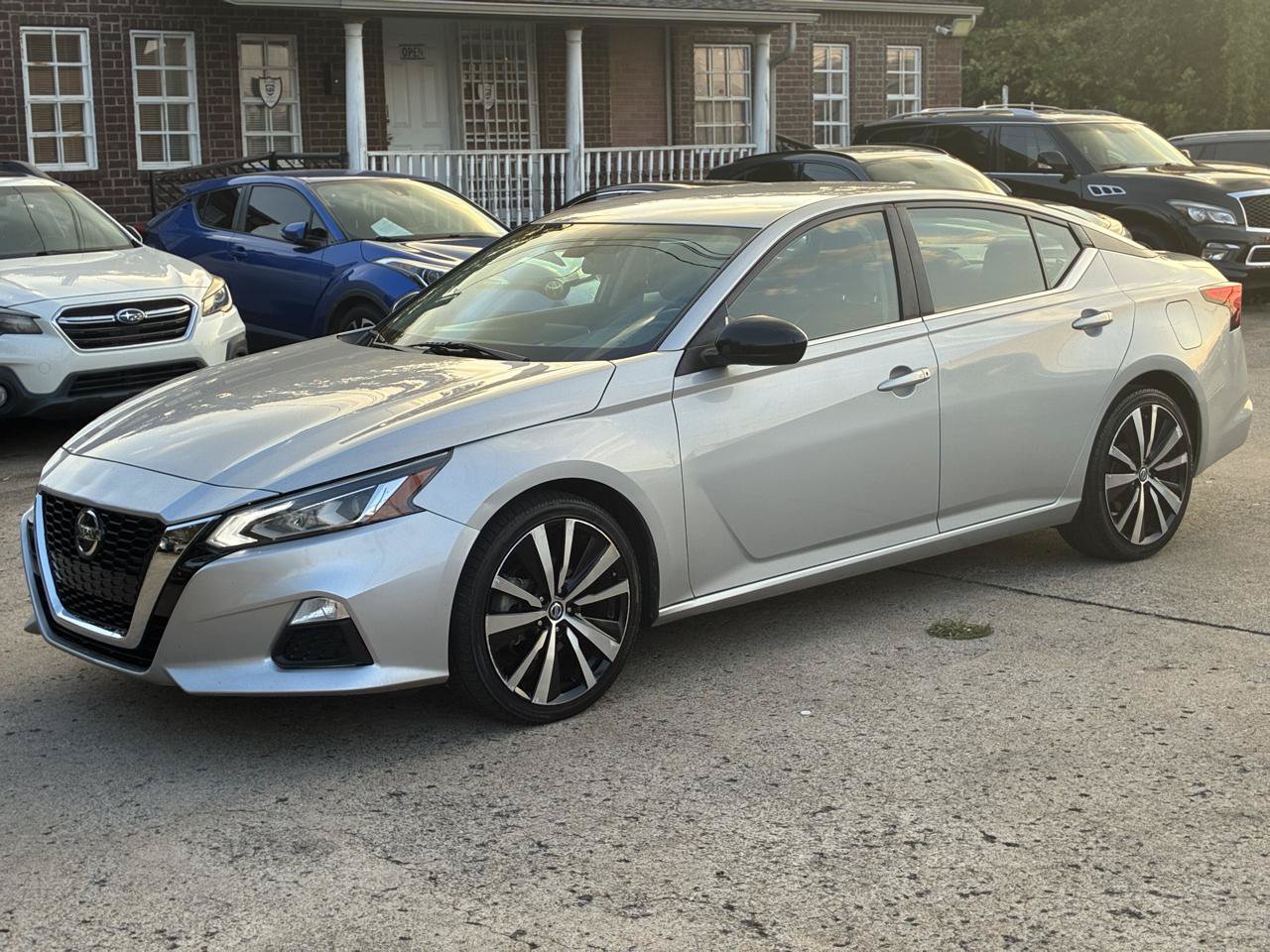 Used 2021 Nissan Altima 2.5 SR FWD image 2