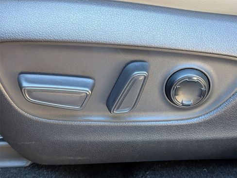 Used 2021 Toyota Venza XLE image 16