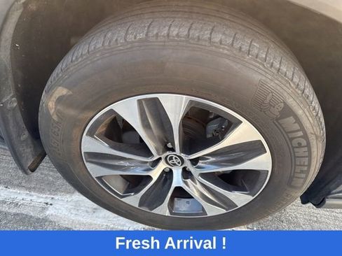 Used 2024 Toyota Highlander XLE FWD image 21