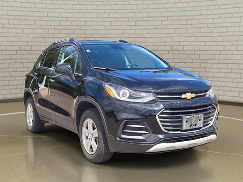 Used 2020 Chevrolet Trax LT w/ Driver Confidence Package AWD/4WD image 3