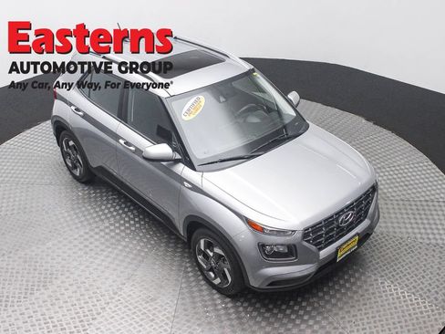 Used 2024 Hyundai Venue SEL FWD image 3