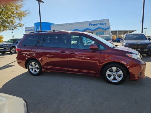 Used 2020 Toyota Sienna LE image 4