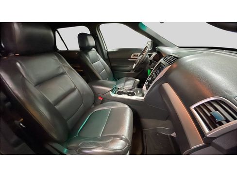 Used 2015 Ford Explorer XLT w/ Equipment Group 202B AWD/4WD image 18