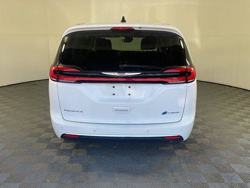 Used 2023 Chrysler Pacifica Touring-L FWD image 8