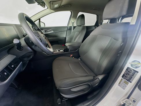 Used 2025 Kia Sportage LX FWD image 13