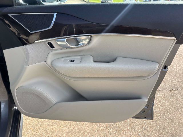 Used 2019 Volvo XC90 T6 Momentum AWD/4WD image 17