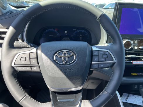 New 2026 Toyota Highlander Limited image 17
