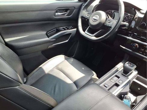 Certified 2025 Nissan Pathfinder SL FWD image 9