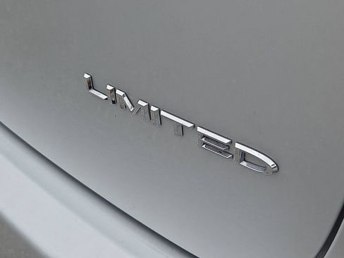 Used 2026 Chrysler Pacifica Limited FWD image 8