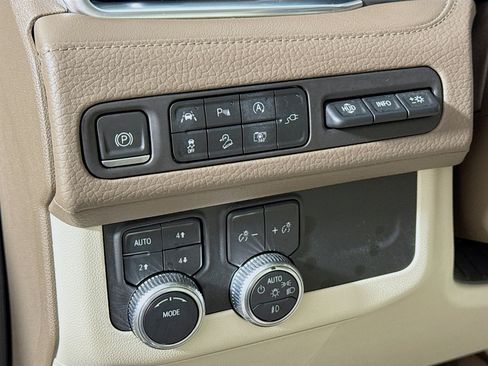 Used 2022 GMC Yukon Denali AWD/4WD image 15