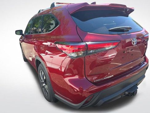 Used 2022 Toyota Highlander XLE AWD/4WD image 2