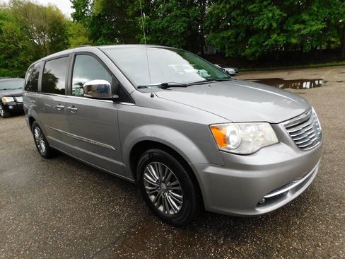 Used 2014 Chrysler Town & Country Touring-L w/ Driver Convenience Group FWD image 1