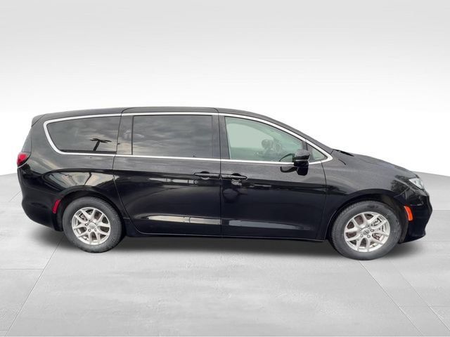Used 2024 Chrysler Pacifica Touring-L FWD image 7