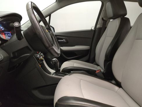 Used 2021 Chevrolet Trax LT w/ LT Convenience Package FWD image 17