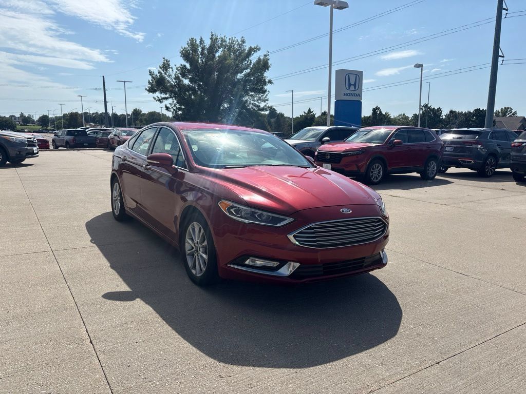 Used 2017 Ford Fusion SE w/ Fusion SE Technology Package FWD image 3