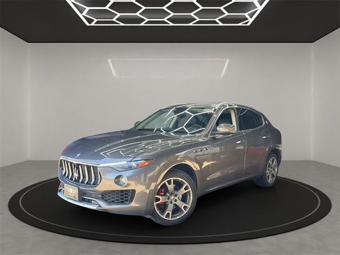 Used 2017 Maserati Levante w/ Luxury Package image 2