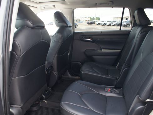 Used 2021 Toyota Highlander XLE FWD image 15