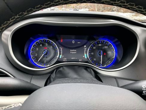 Used 2023 Chrysler Pacifica Touring-L FWD image 25