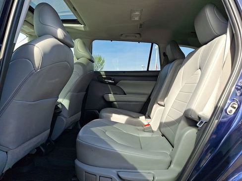 Used 2021 Toyota Highlander XLE image 10