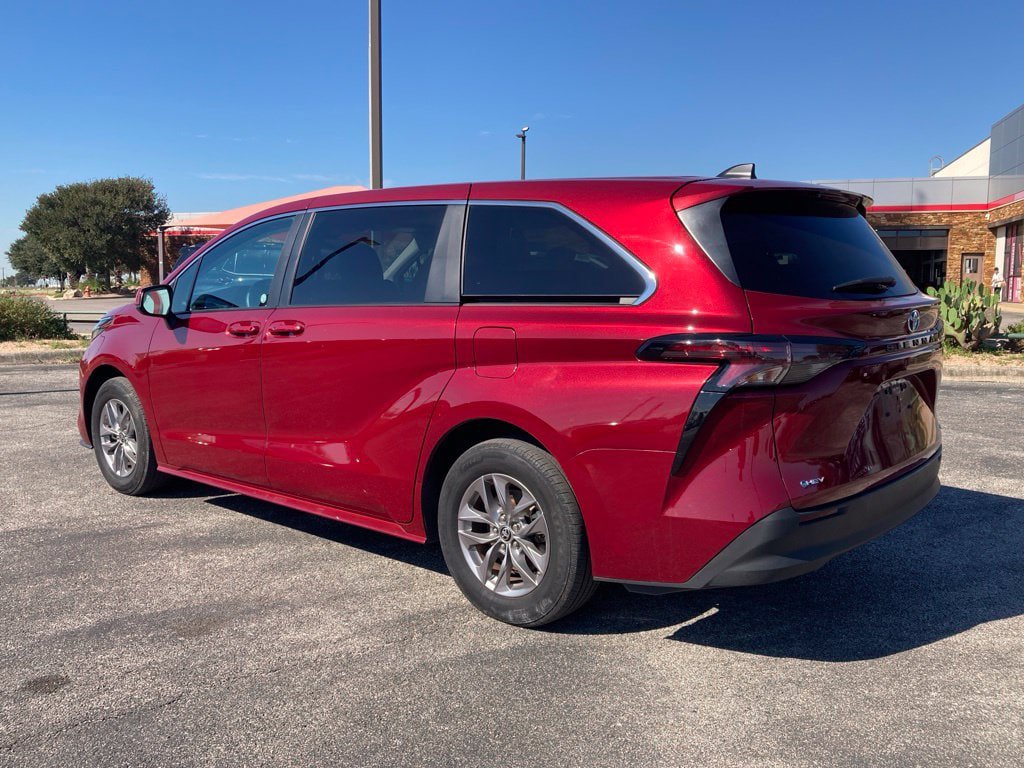 Used 2025 Toyota Sienna LE FWD image 7