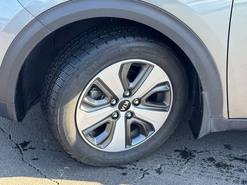 Used 2017 Kia Niro EX image 41