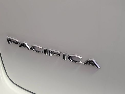 Used 2023 Chrysler Pacifica Touring-L FWD image 30