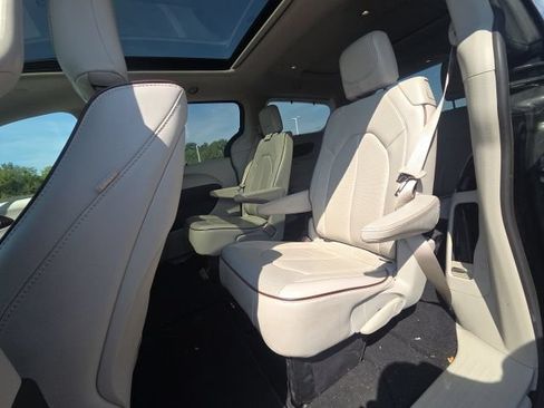 Used 2018 Chrysler Pacifica Limited w/ Advanced Safetytec Group FWD image 19