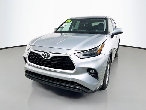 Used 2025 Toyota Highlander LE FWD image 10
