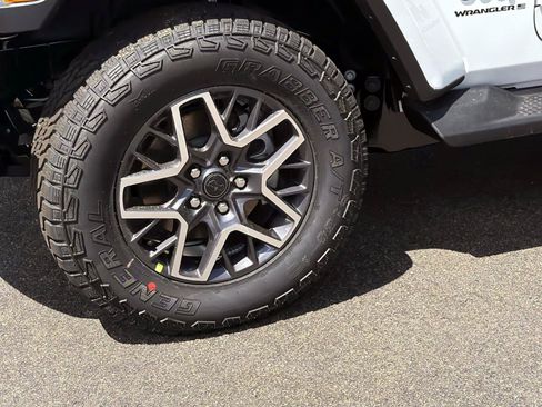 New 2026 Jeep Wrangler Unlimited Sahara AWD/4WD image 5