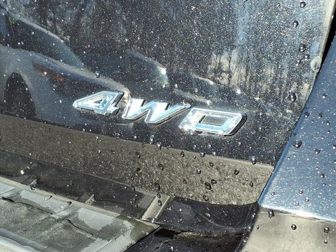 Used 2022 Ford Explorer XLT w/ Equipment Group 202A image 9