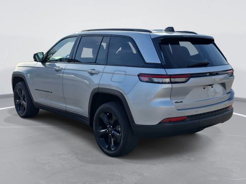 Used 2023 Jeep Grand Cherokee Limited w/ Black Appearance Package image 7