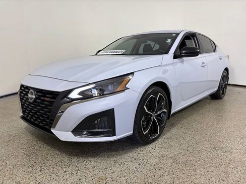 Used 2025 Nissan Altima 2.5 SR FWD image 13