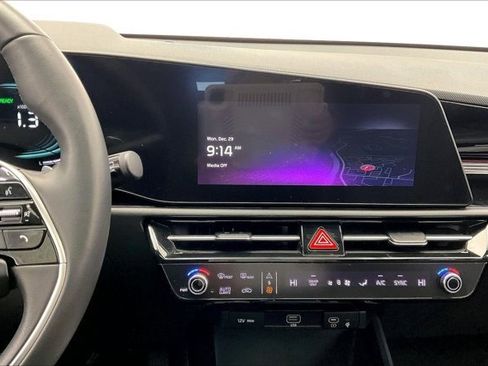 Used 2023 Kia Niro SX image 5